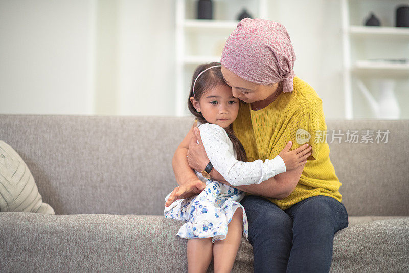 一位患癌症的韩国妇女与孙女共度宝贵时光