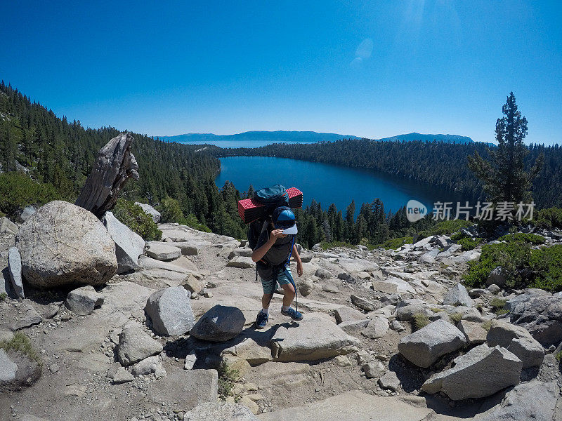孩子和家长背包旅行，徒步进入加州的太浩湖的荒野