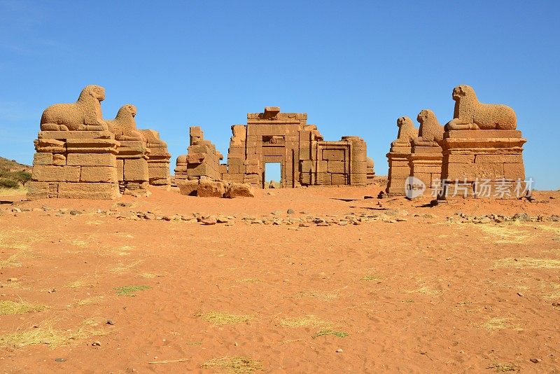 阿蒙拉姆神庙守卫着神庙入口，纳卡，北部，苏丹-联合国教科文组织世界遗产地(梅罗伊岛)