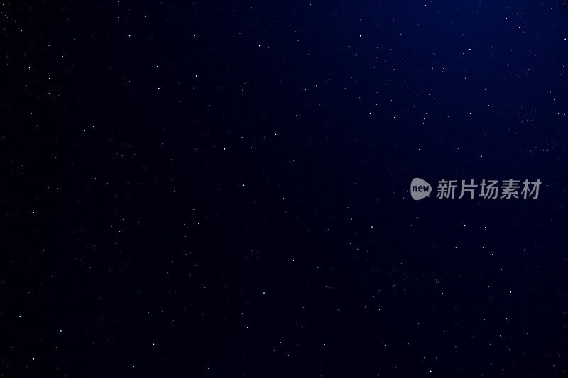 午夜的天空中有很多闪亮的星星