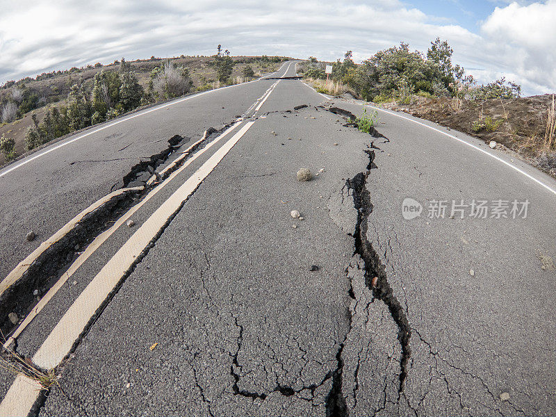 位于夏威夷火山国家公园的火山活动断裂的道路