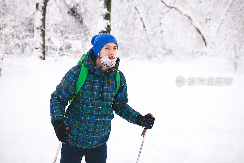 一个人独自行走在雪山上。