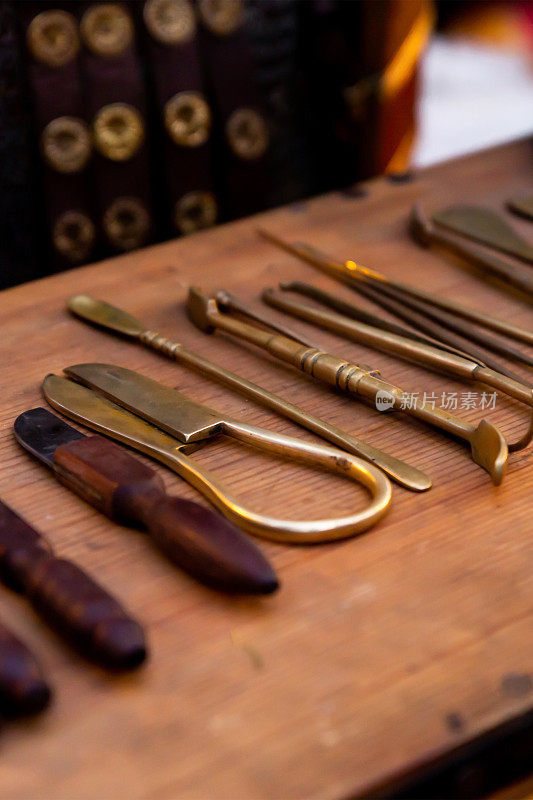 手术工具集镊子、特写手术刀和抹刀，古代医生工作工具集准备手术