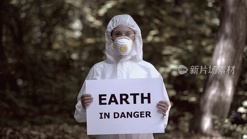 地球在危险的迹象在女性研究者手中，生态问题，污染