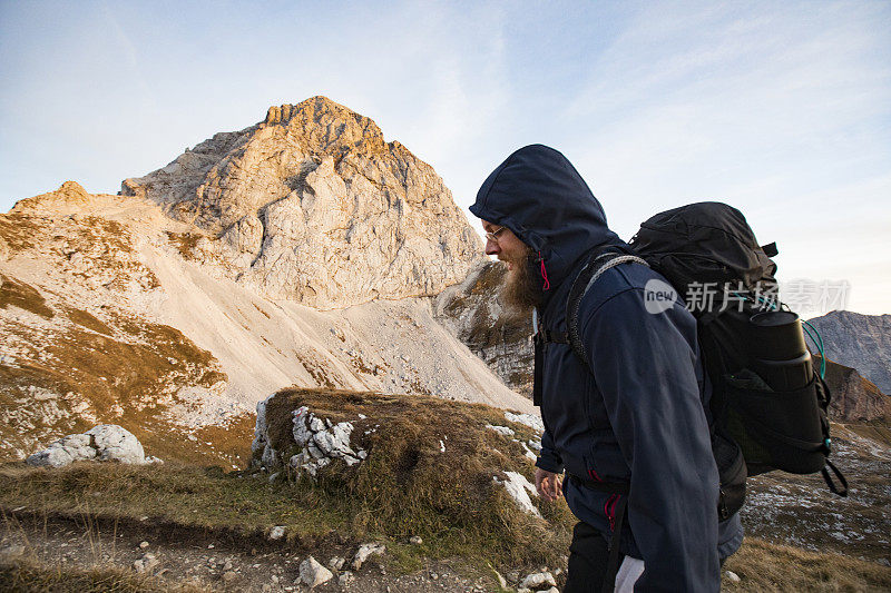 成年男子徒步旅行在欧洲阿尔卑斯山-库存照片