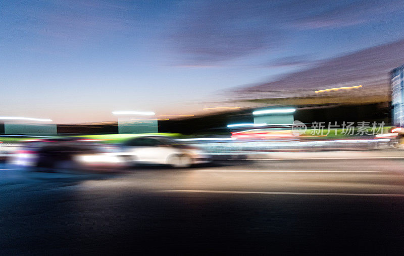 夜间在高速公路上行驶的汽车