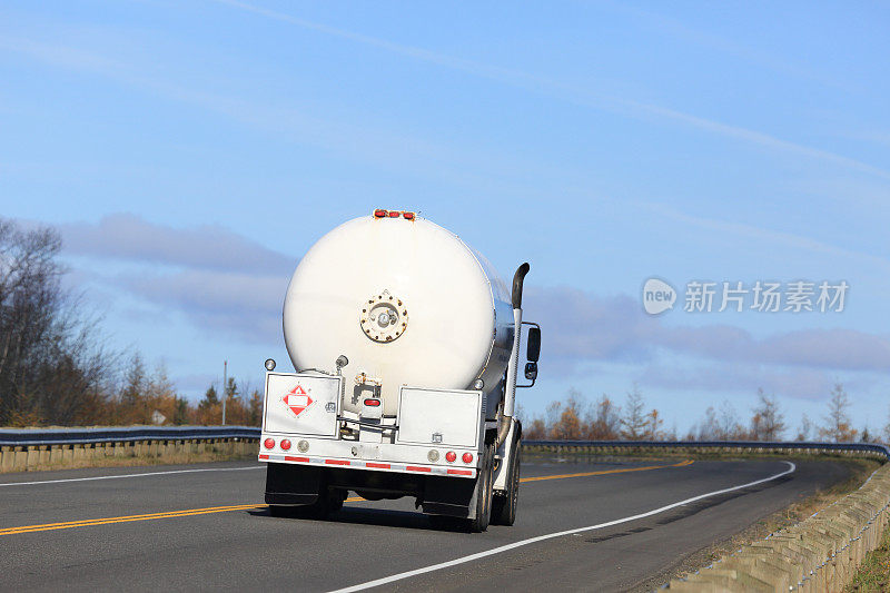 高速公路上的丙烷卡车