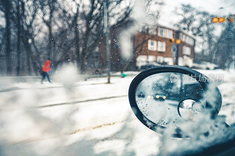 有雪的车窗