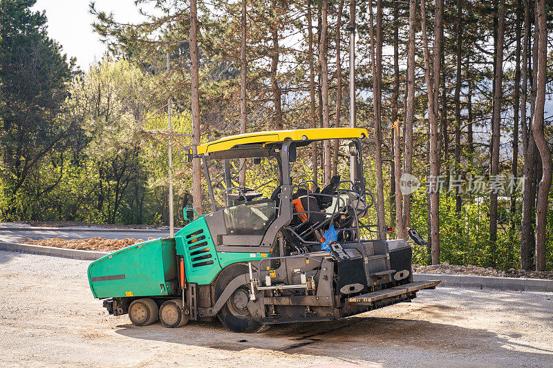 铜。沥青轮工作。道路建设。运输行业。日益增长的城市。