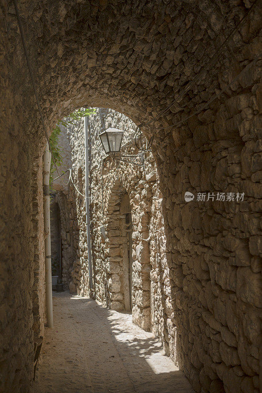 希腊爱琴海希奥斯岛mesta村历史悠久的装饰房屋和狭窄的街道