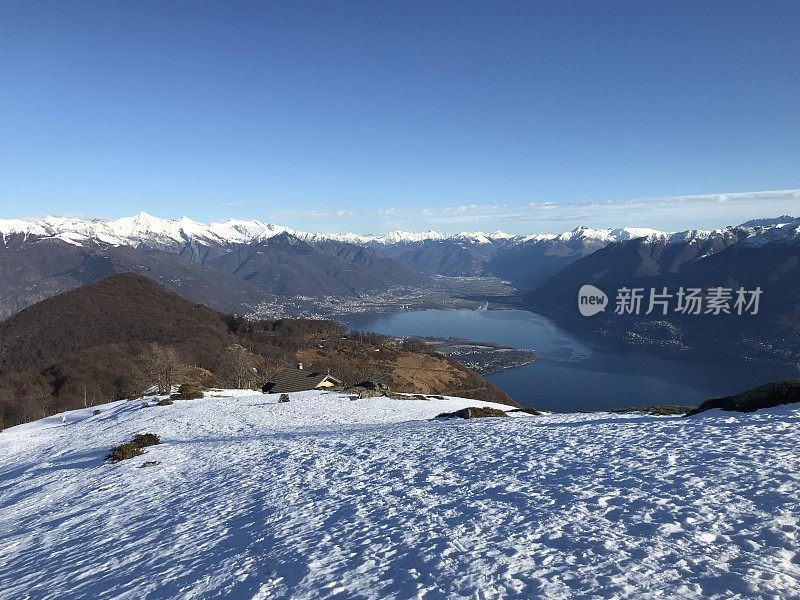 马焦雷湖和阿尔卑斯山的高角度视图