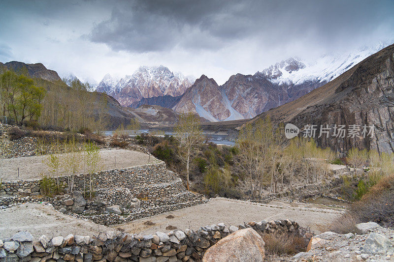 自然风景沿着喀喇昆仑山在罕萨山谷与樱花盛开的秋天巴基斯坦