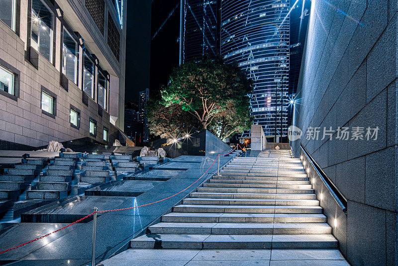 香港夜，人行天桥楼梯。