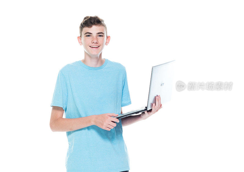 白人年轻男性，使用笔记本电脑