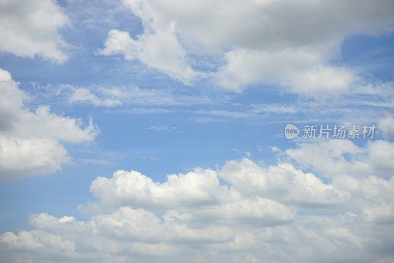 蔚蓝的天空，下面是引人注目的白云