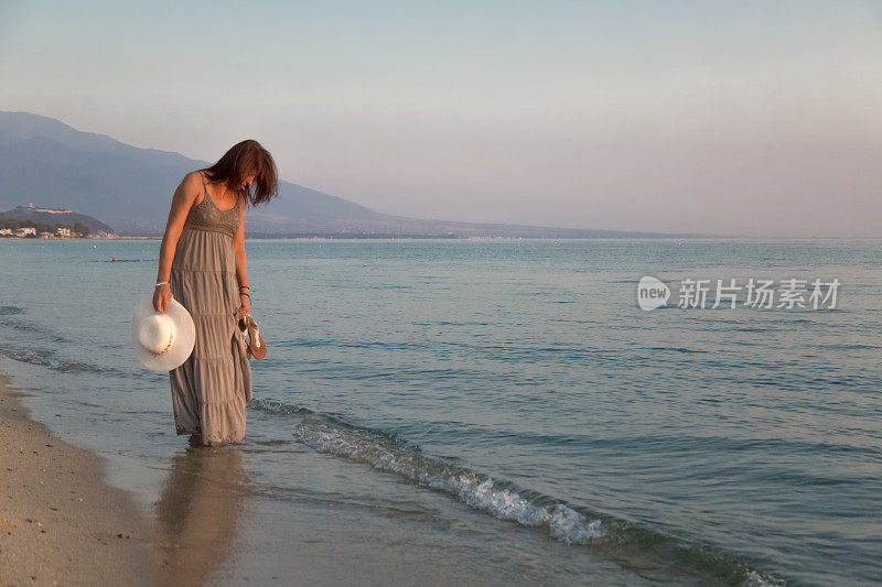 年轻女子喜欢早晨在海滩散步