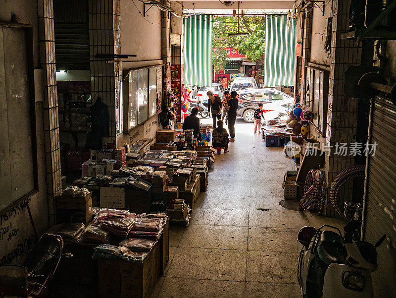 中国汕头市中心市场的陌生中国人。汕头市潮汕人在中国广东省