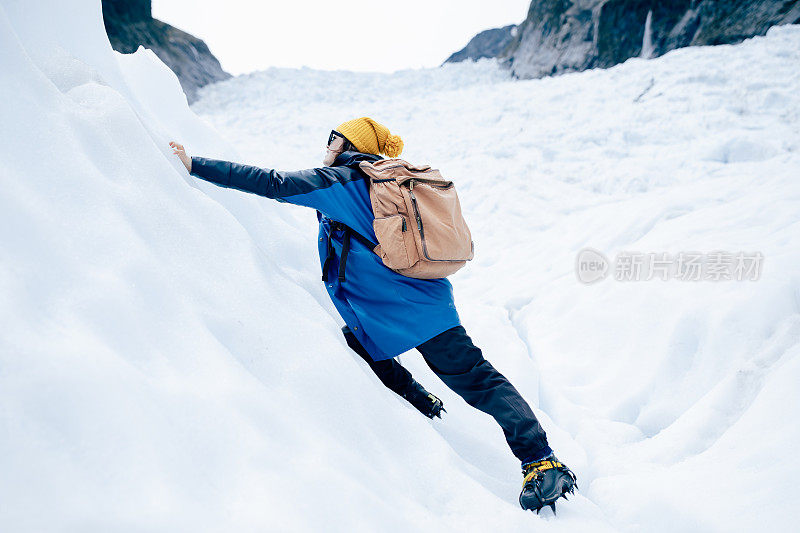 亚洲女性旅游享受福克斯冰川，新西兰。