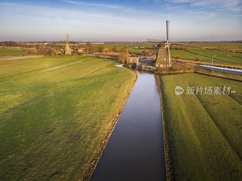 鸟瞰图，典型的荷兰风车在马斯兰连成一排