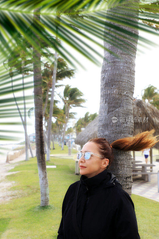 年轻的成年女子看多风的海景