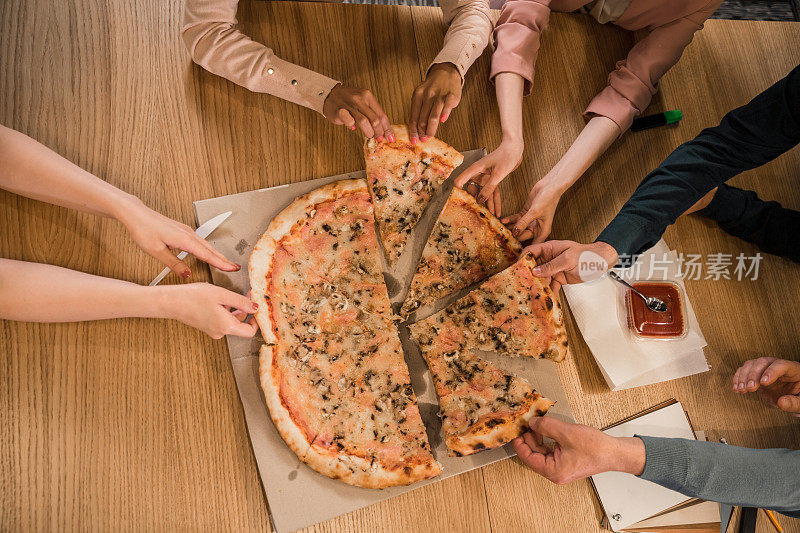 同事们午休一起吃披萨