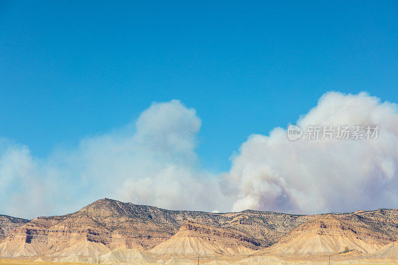 远山烟满天森林大火