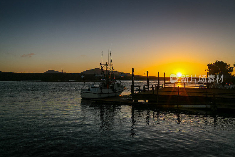 墨西哥西北部太平洋海岸圣昆丁湾的夕阳