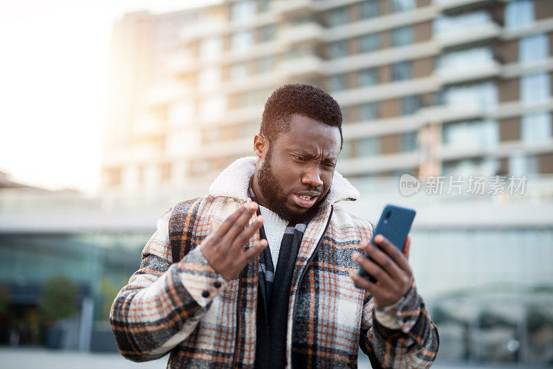 沮丧的男人用电话。