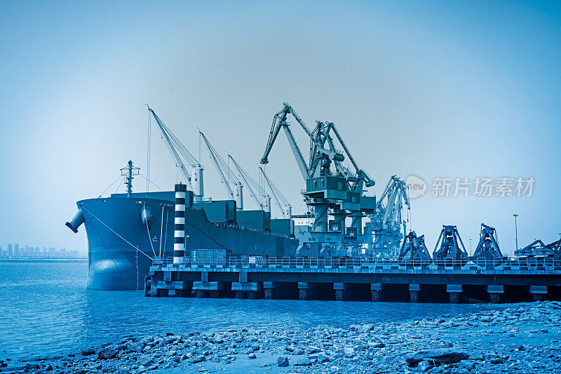 大型集装箱船在天津港卸货