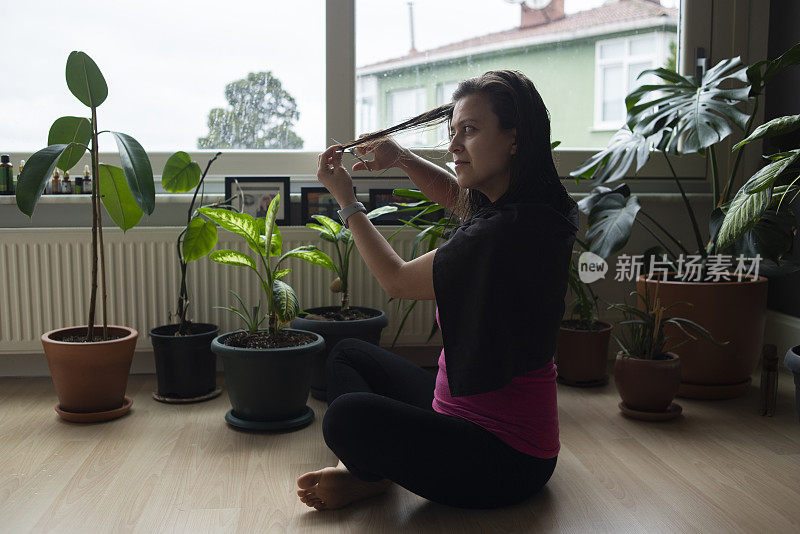 被隔离的女人自己剪头发