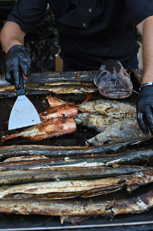 在海鲜节，街头食品市场，柜台顶摊上新鲜的烤鱼。