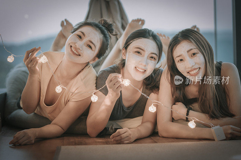 3个亚洲中国美女在卧室里敷粘土面膜，一起度过快乐的时光