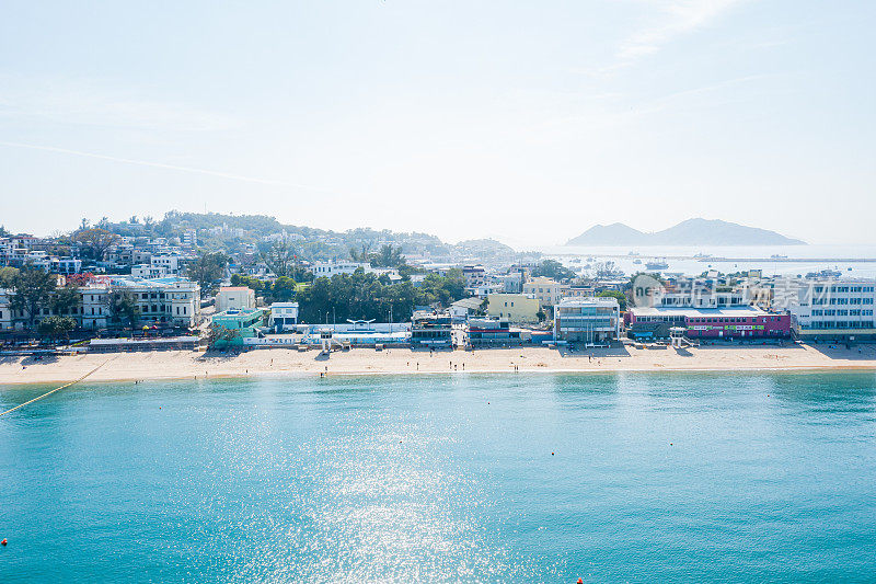 从空中俯瞰中国香港洲岛的海滩和小镇
