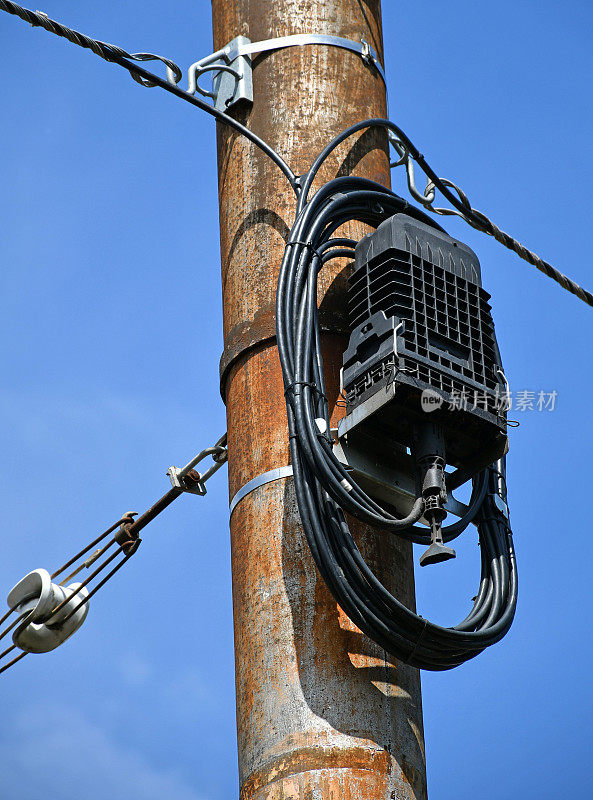 户外电线杆上的网络路由器