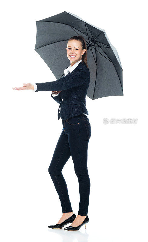 白种人年轻女主持人身穿商务休闲装，手持雨伞，站在白色背景前