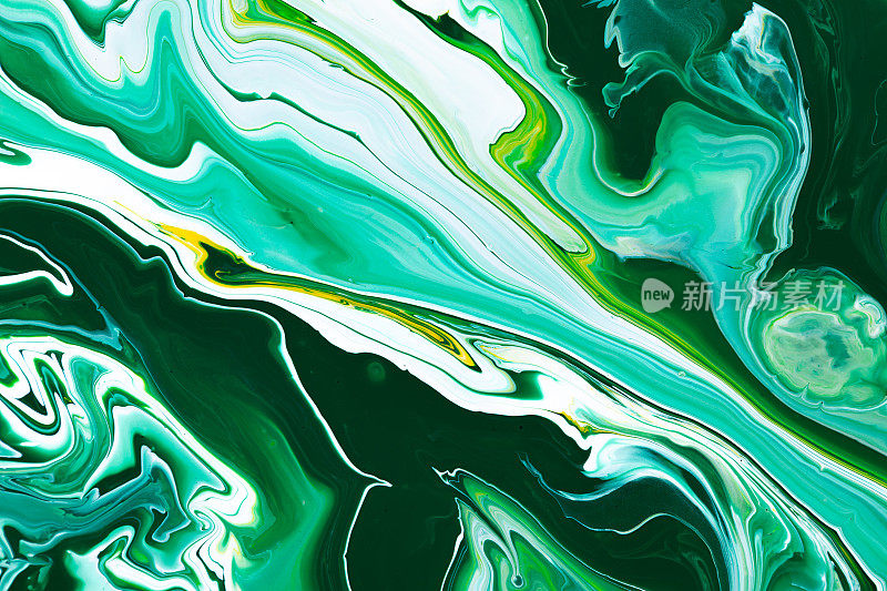 流体艺术纹理。抽象背景与混合油漆效果。液体丙烯酸画与流行的混合油漆。可用于网站背景。黄色，翠绿色和白色溢出颜色。