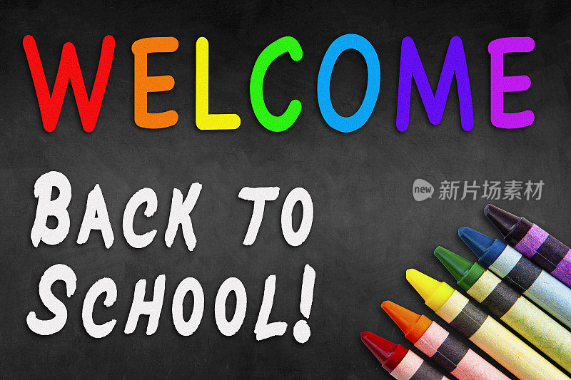 欢迎回到学校!用彩色彩虹蜡笔在黑板上写课文