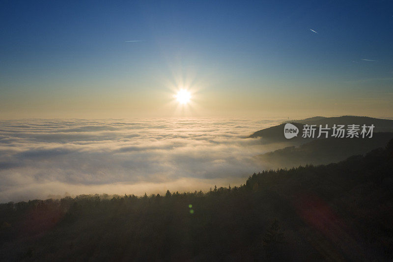 莱茵主要地区上空浓雾堆积-鸟瞰图