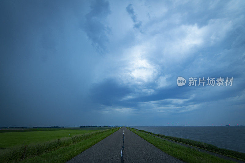 夏天湖面上黑暗夜空中的闪电