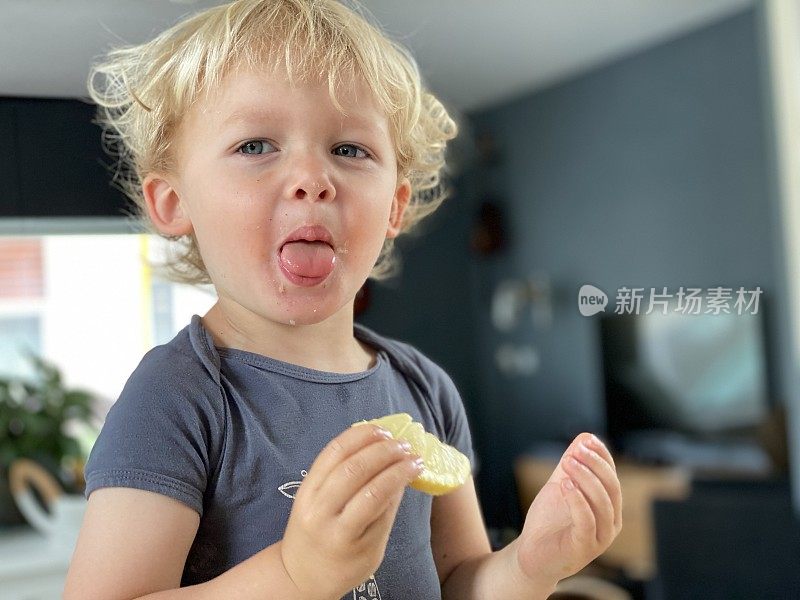 幼童品尝酸柠檬