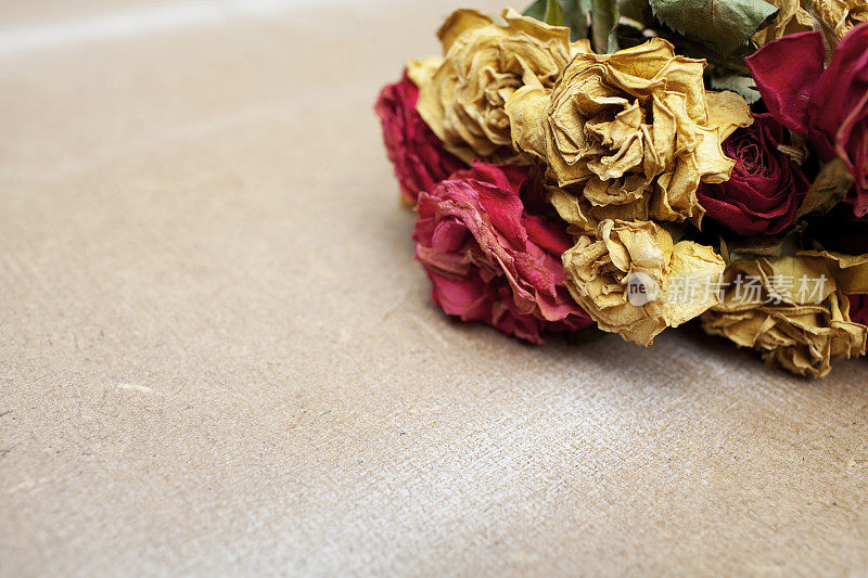 花束死玫瑰在硬木纹理与复制空间