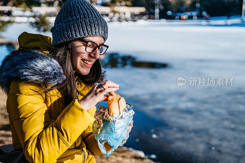 吃着兹拉蒂博尔山传统食物的女人