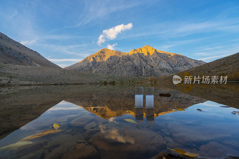 在金牛座山附近的湖里喝两杯土耳其拉基酒