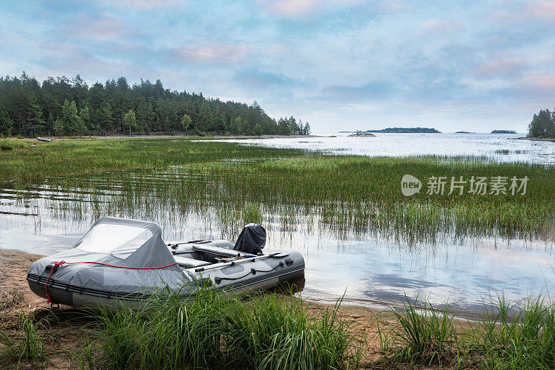 湖岸边的充气摩托艇