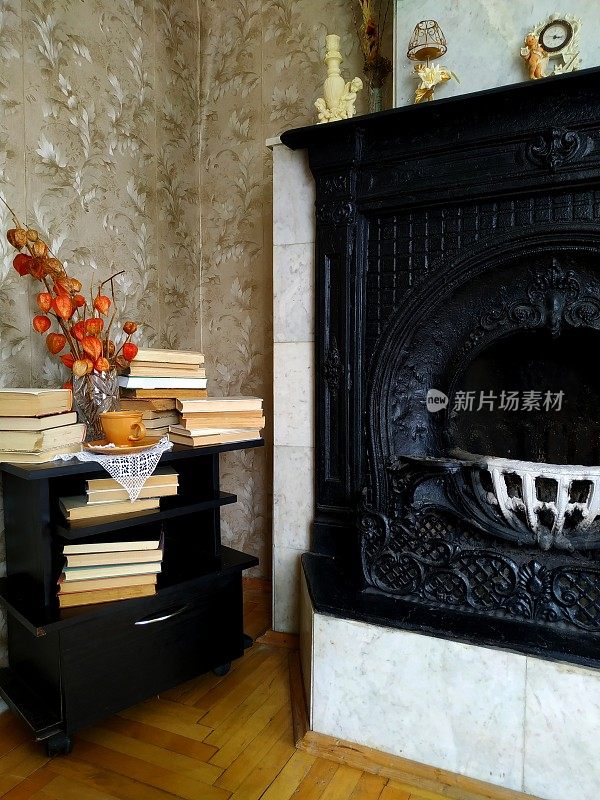 一个舒适的地方，阅读和一杯茶靠近壁炉