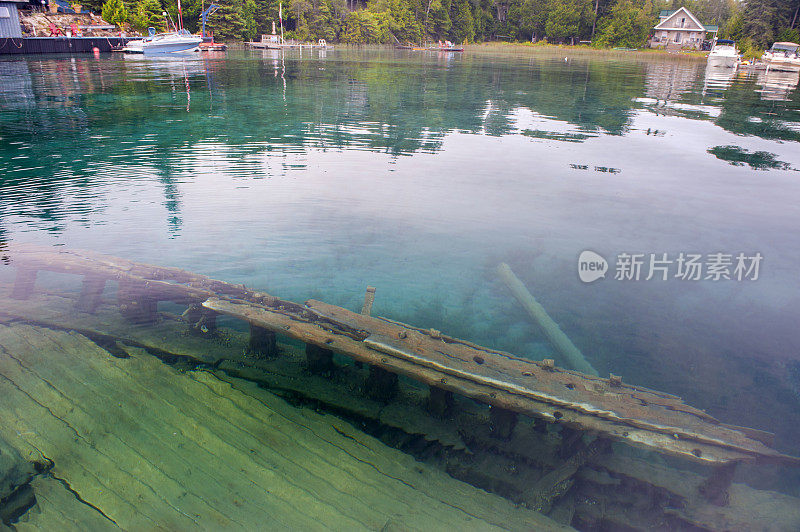 在加拿大托博莫里的大浴池港口的船只残骸