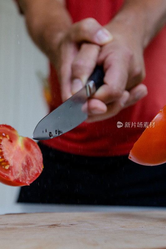西红柿在空中用一把锋利的刀切着