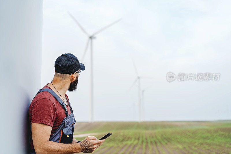 在风电场工作的年轻维修工程师