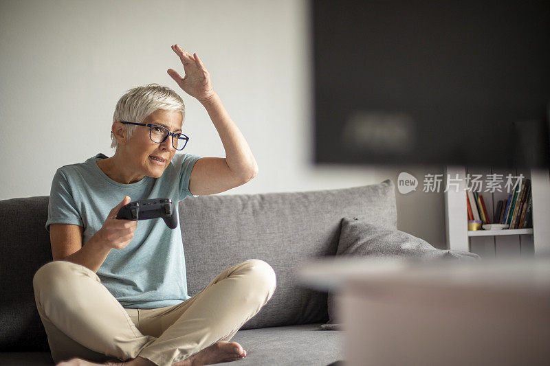 老女人在家玩电子游戏。