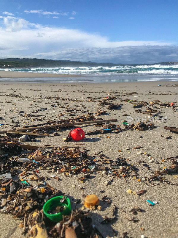 海滩上有垃圾塑料和微型塑料